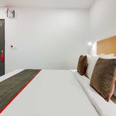 Super Townhouse The Cinco Hotel Near Esi Hospital ハイデラバード エクステリア 写真