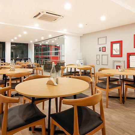 Super Townhouse The Cinco Hotel Near Esi Hospital ハイデラバード エクステリア 写真