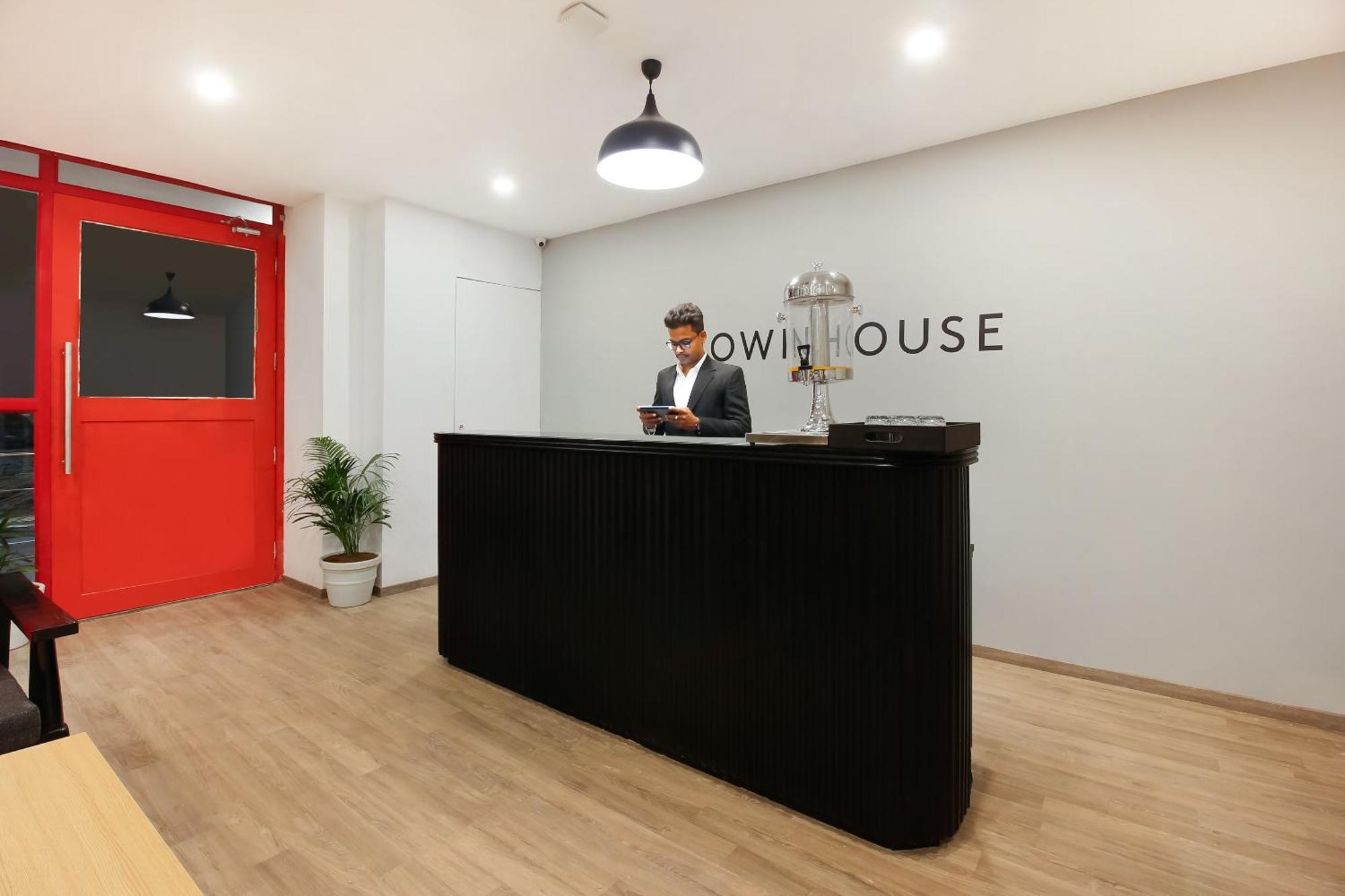 Super Townhouse The Cinco Hotel Near Esi Hospital ハイデラバード エクステリア 写真