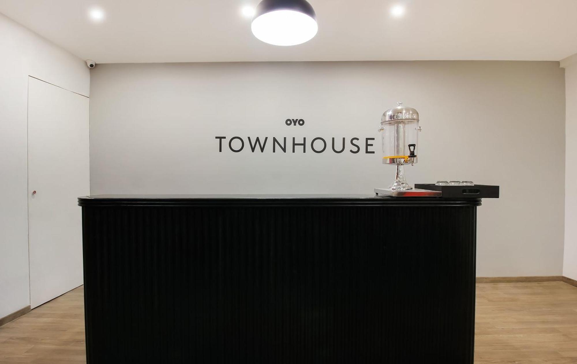 Super Townhouse The Cinco Hotel Near Esi Hospital ハイデラバード エクステリア 写真