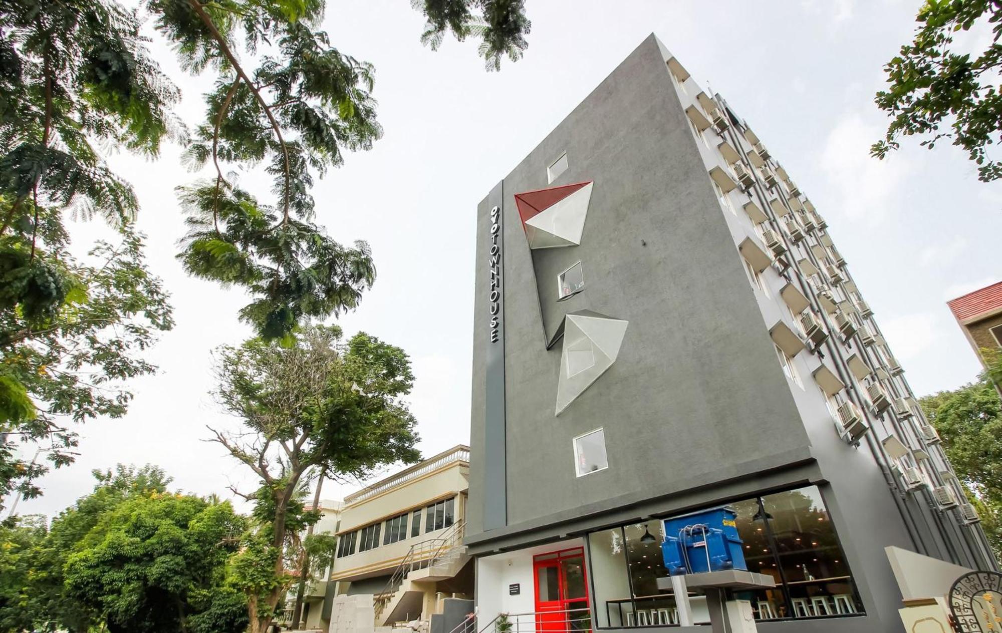 Super Townhouse The Cinco Hotel Near Esi Hospital ハイデラバード エクステリア 写真