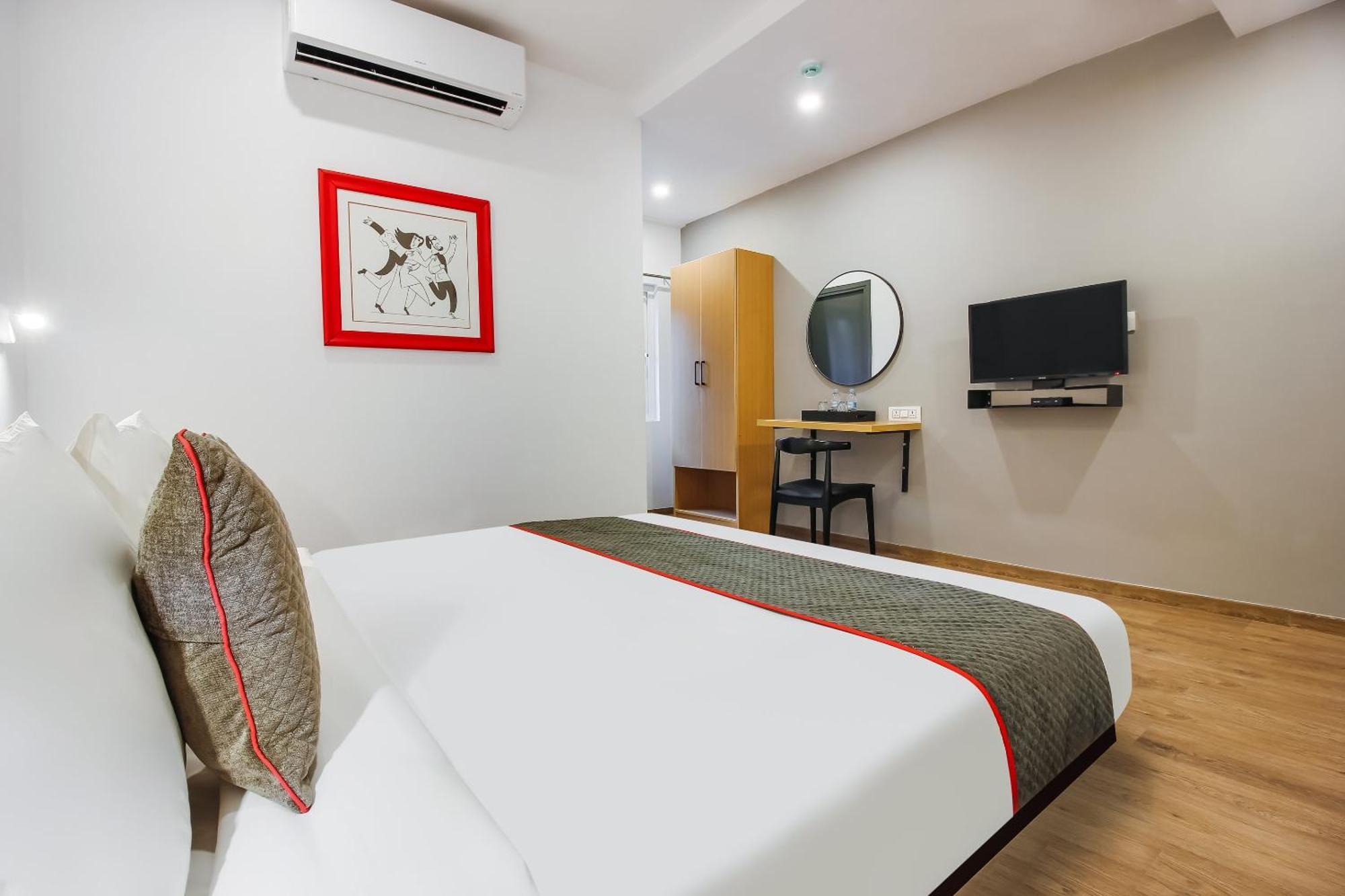 Super Townhouse The Cinco Hotel Near Esi Hospital ハイデラバード エクステリア 写真