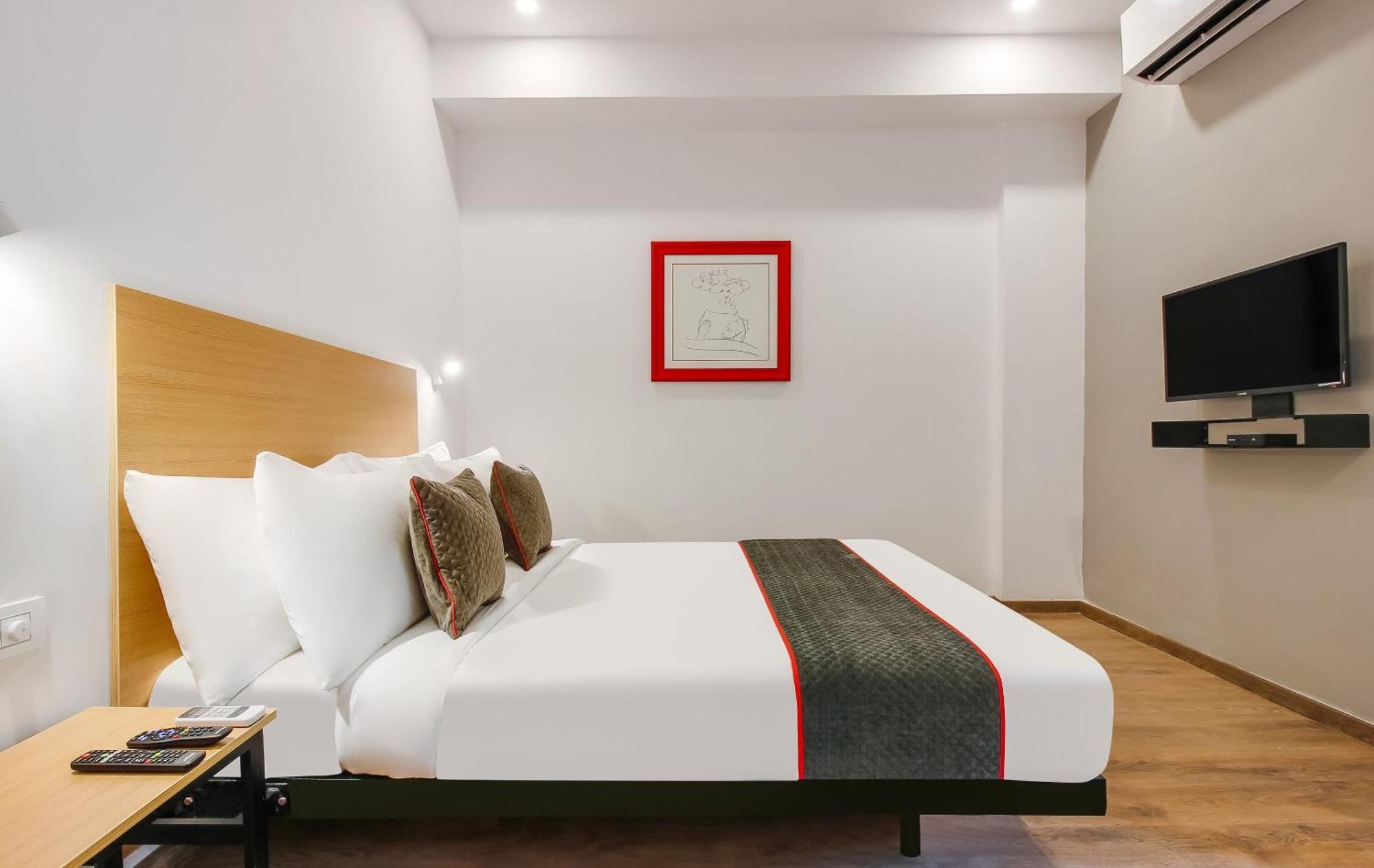 Super Townhouse The Cinco Hotel Near Esi Hospital ハイデラバード エクステリア 写真