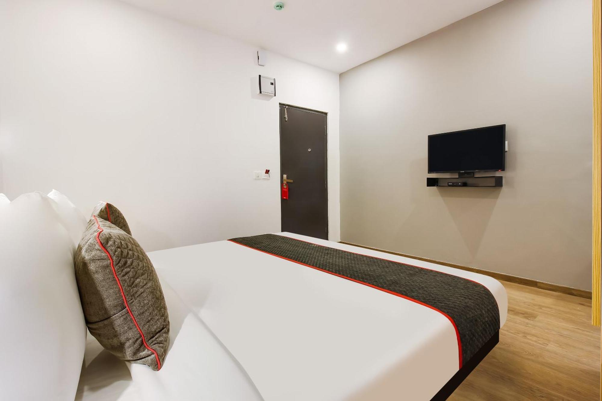 Super Townhouse The Cinco Hotel Near Esi Hospital ハイデラバード エクステリア 写真