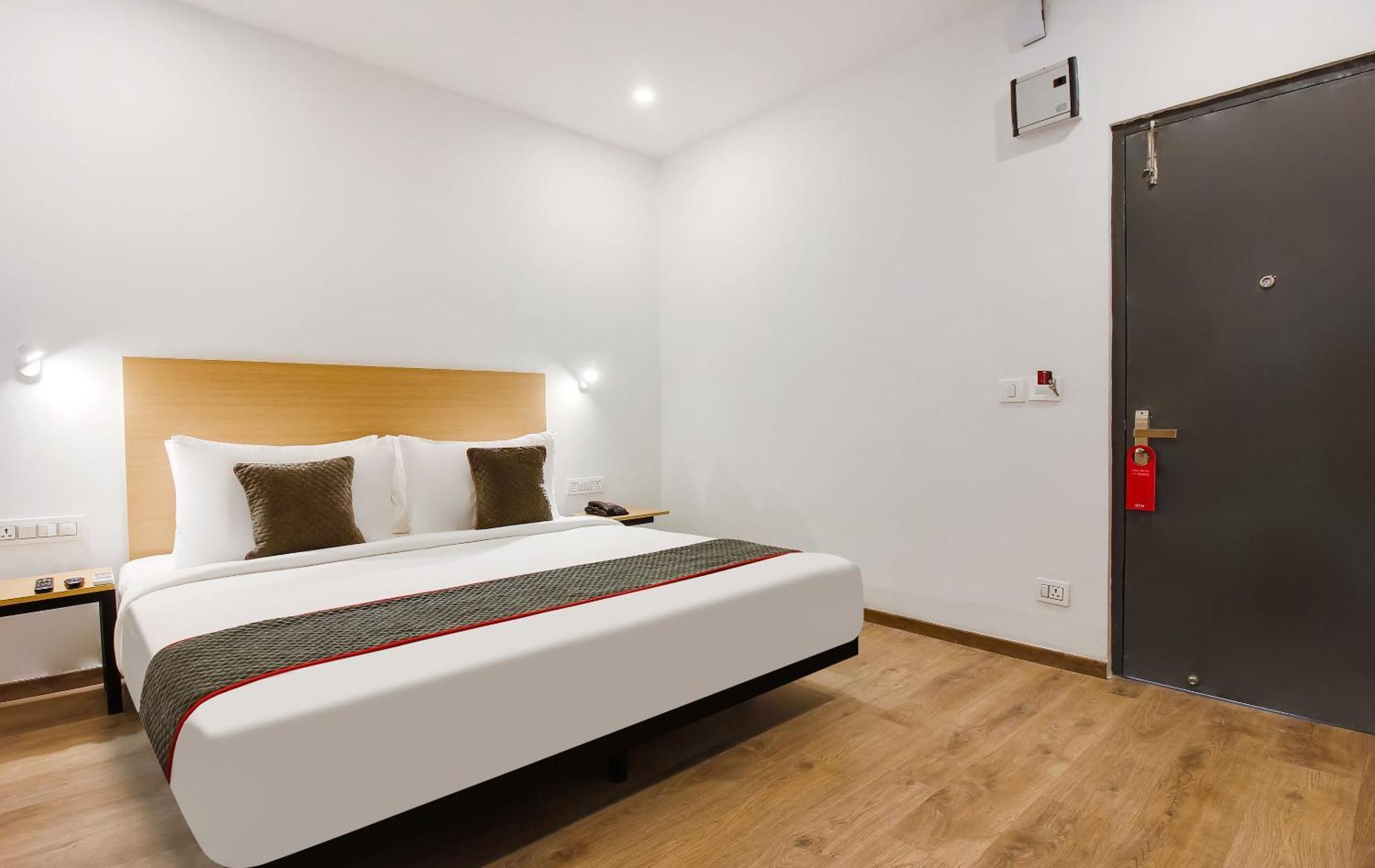 Super Townhouse The Cinco Hotel Near Esi Hospital ハイデラバード エクステリア 写真