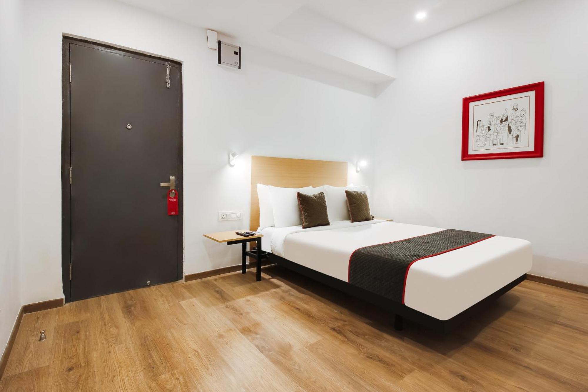 Super Townhouse The Cinco Hotel Near Esi Hospital ハイデラバード エクステリア 写真