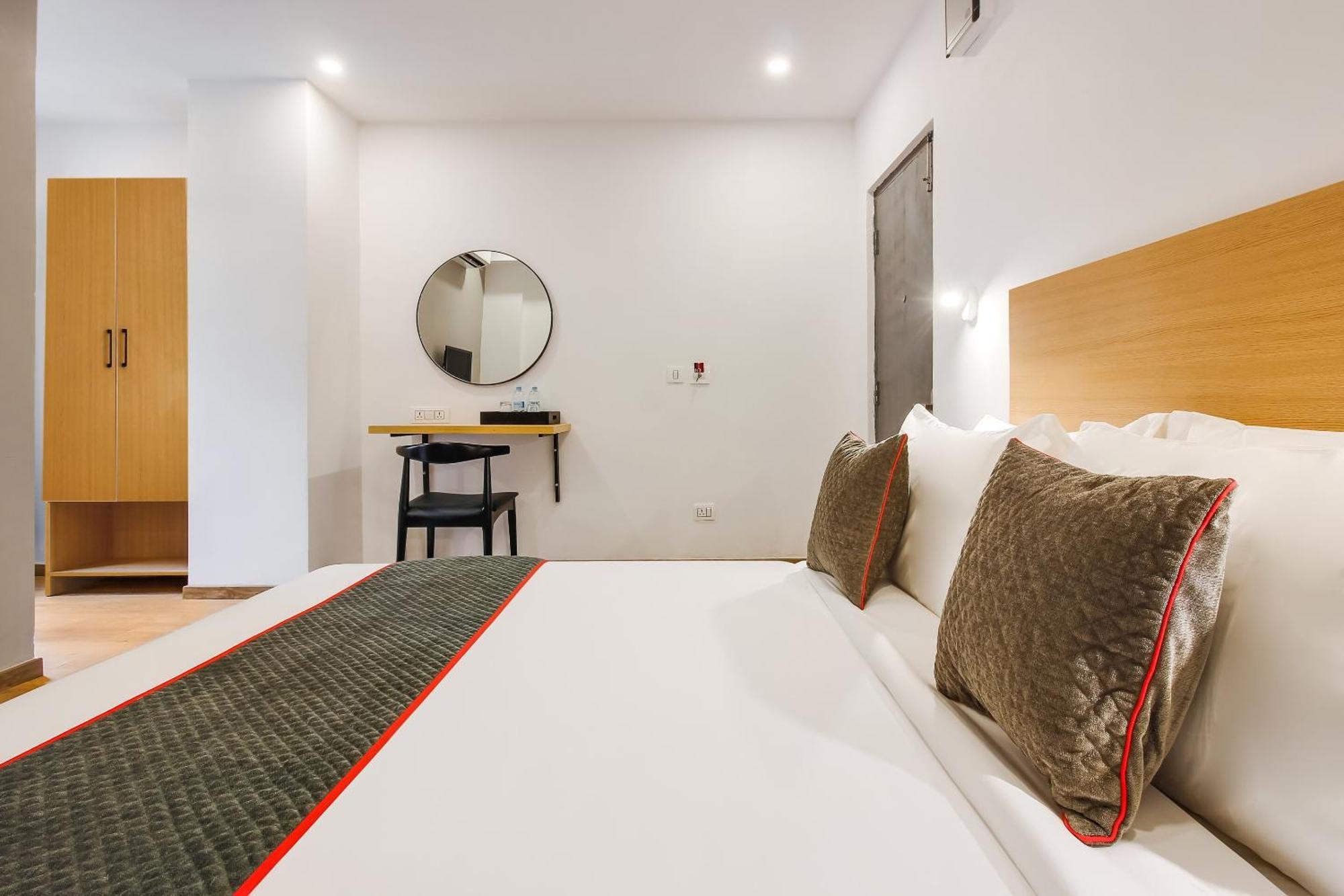Super Townhouse The Cinco Hotel Near Esi Hospital ハイデラバード エクステリア 写真