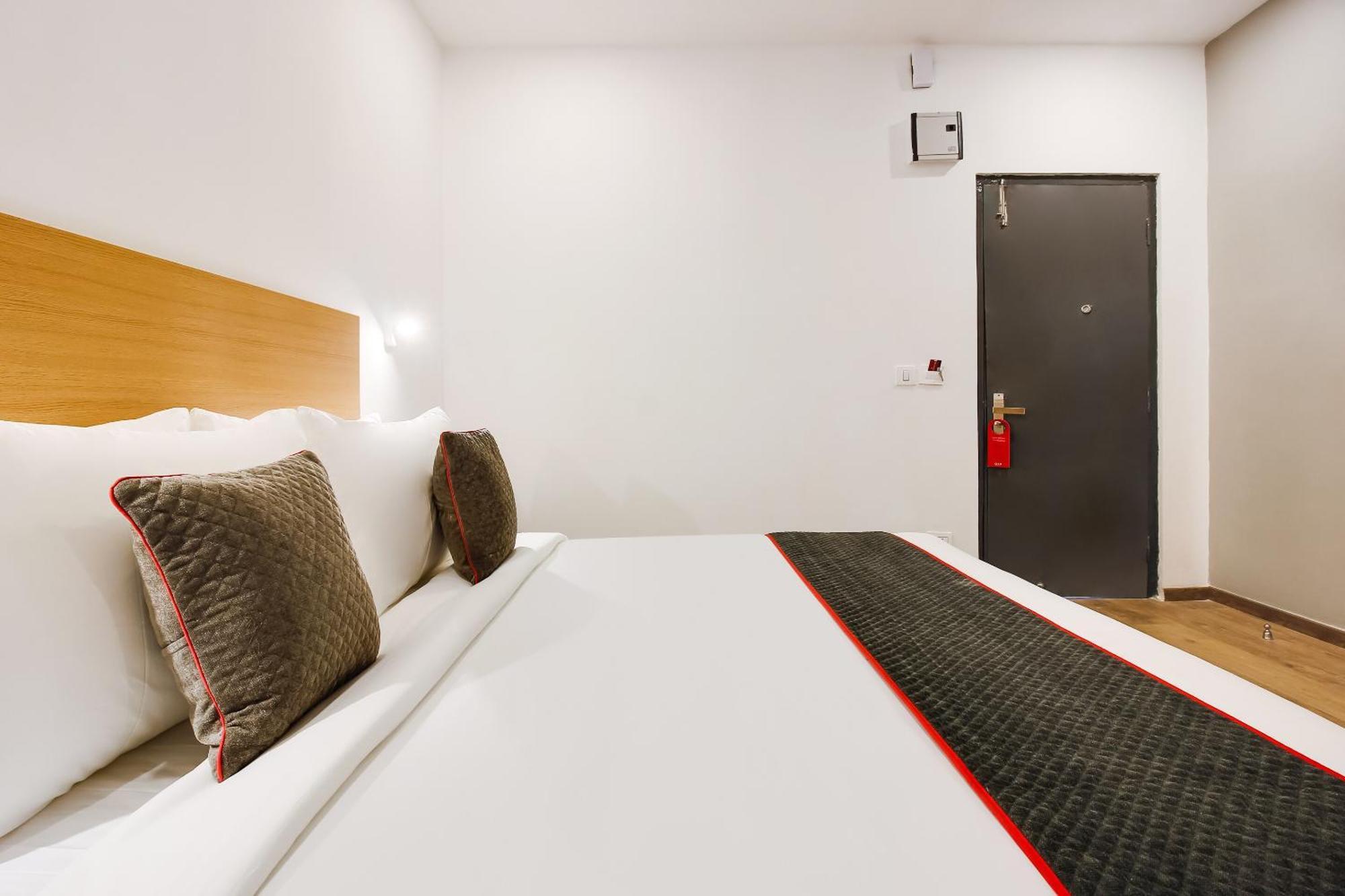 Super Townhouse The Cinco Hotel Near Esi Hospital ハイデラバード エクステリア 写真