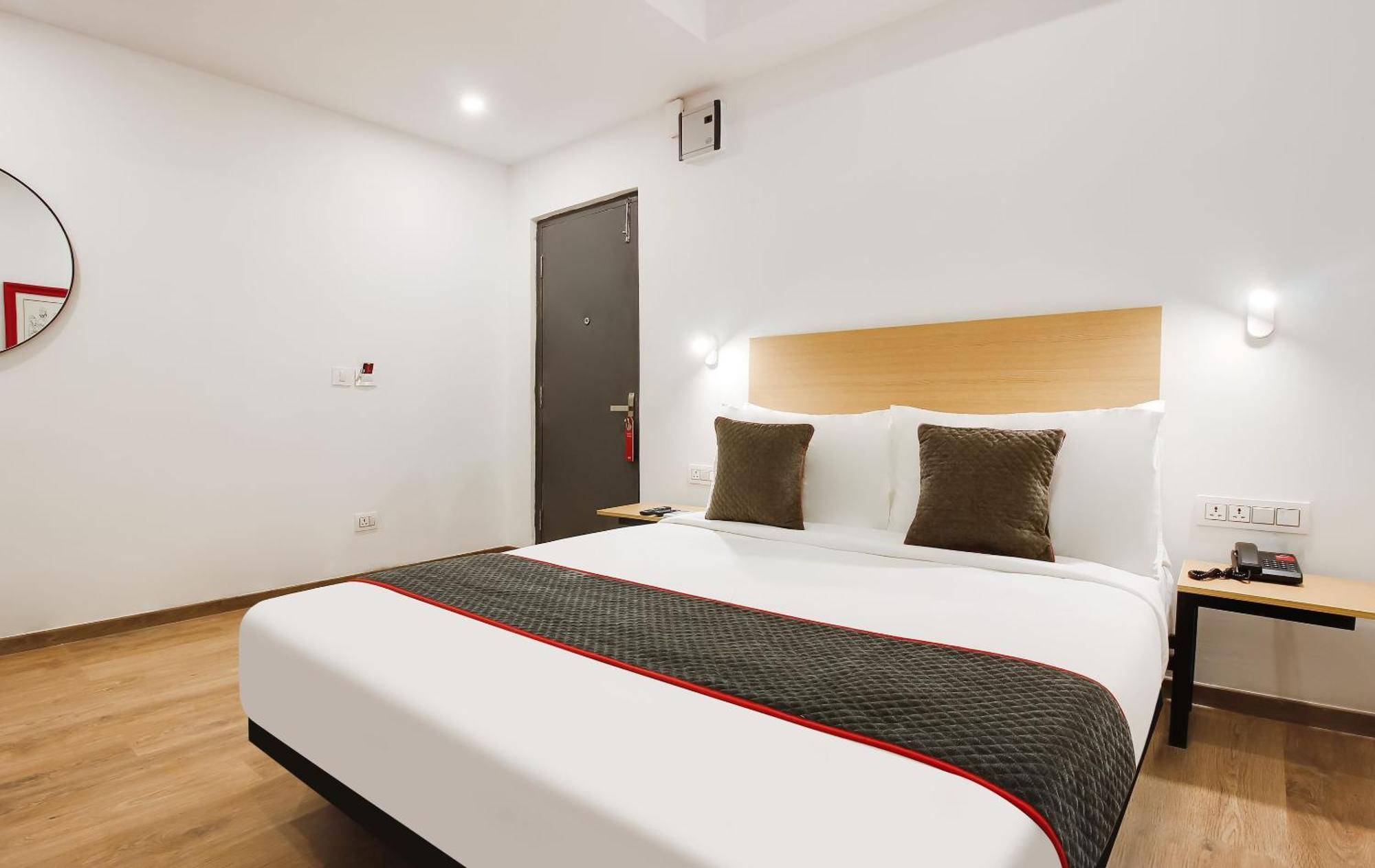 Super Townhouse The Cinco Hotel Near Esi Hospital ハイデラバード エクステリア 写真