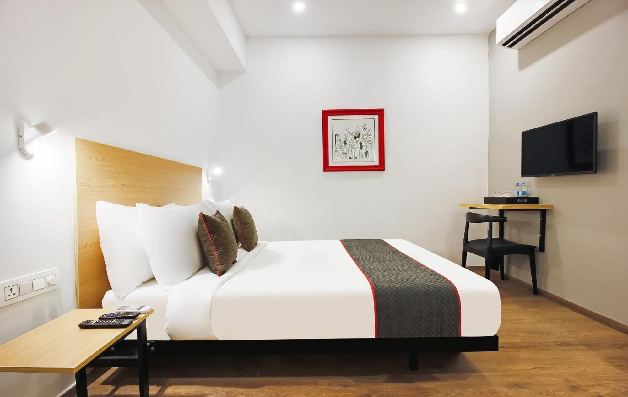 Super Townhouse The Cinco Hotel Near Esi Hospital ハイデラバード エクステリア 写真