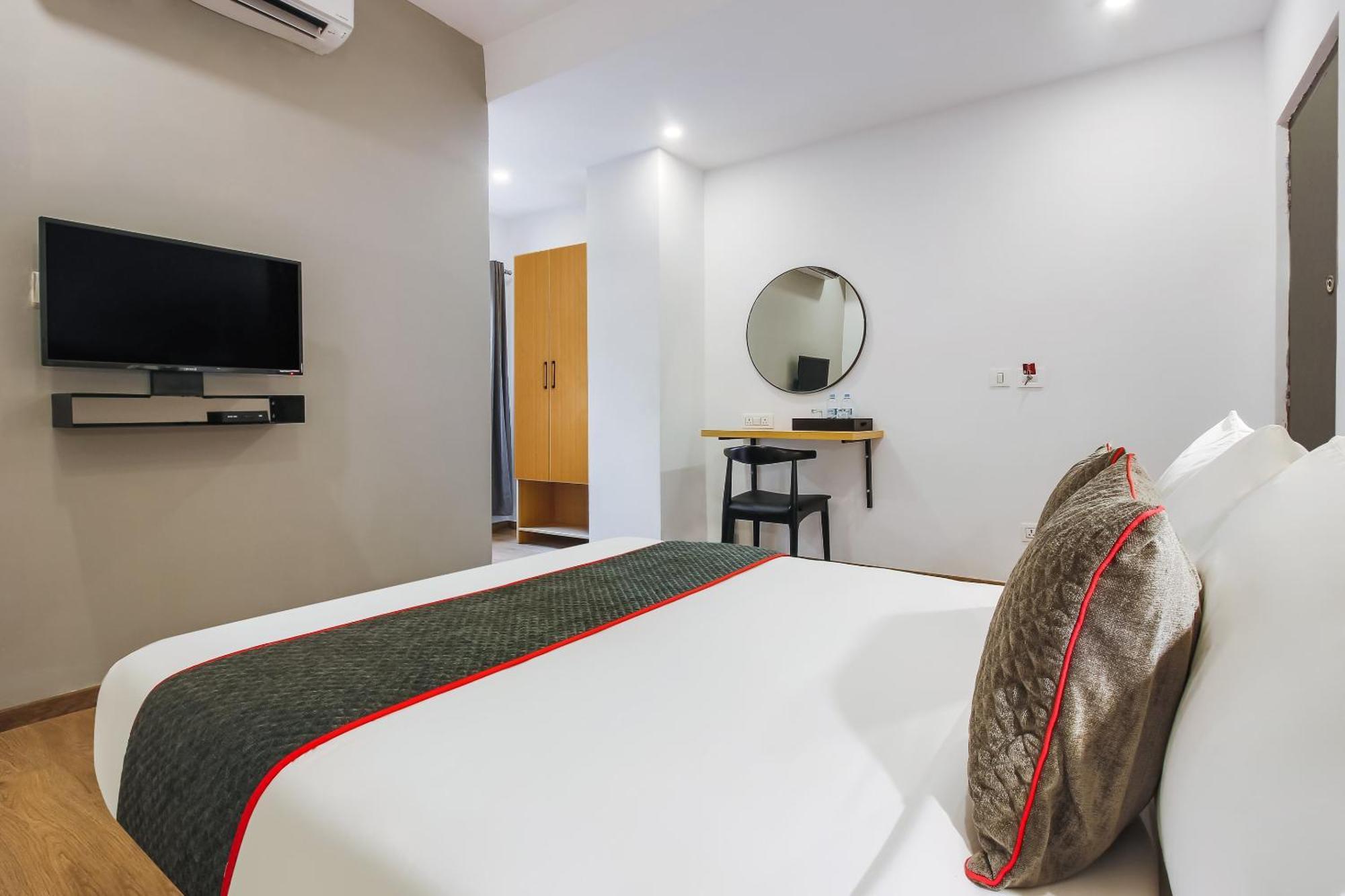 Super Townhouse The Cinco Hotel Near Esi Hospital ハイデラバード エクステリア 写真