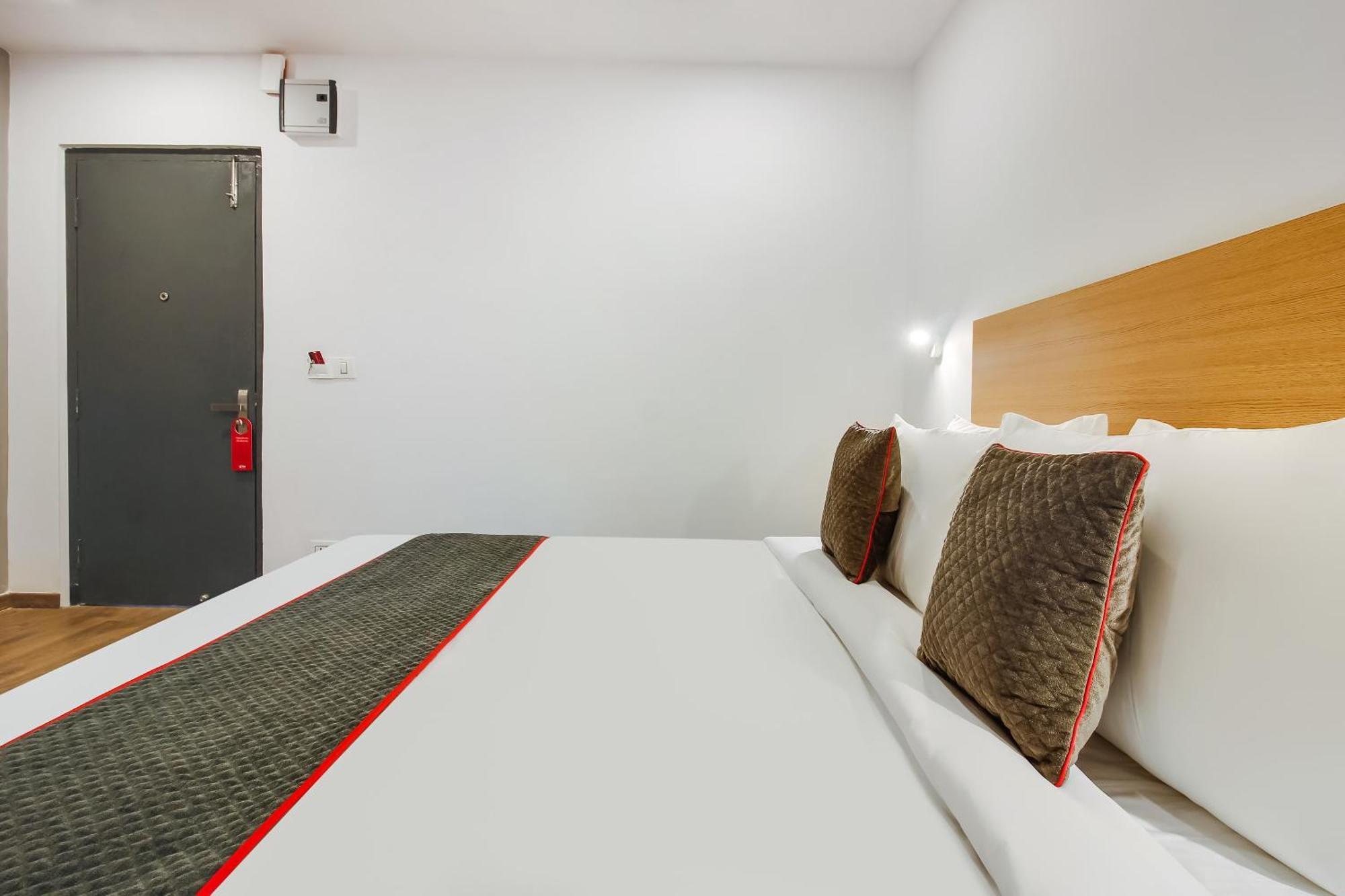 Super Townhouse The Cinco Hotel Near Esi Hospital ハイデラバード エクステリア 写真