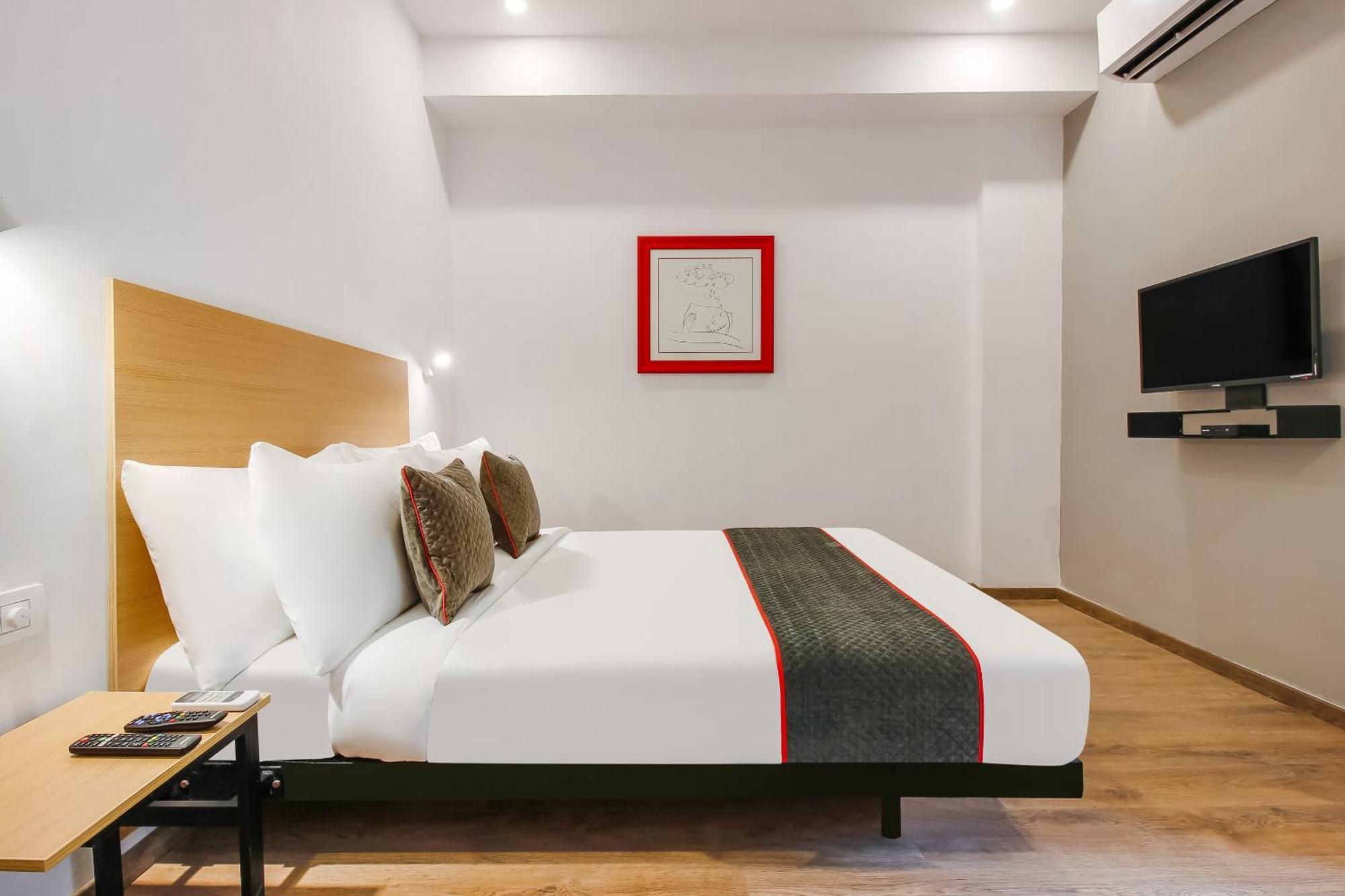 Super Townhouse The Cinco Hotel Near Esi Hospital ハイデラバード エクステリア 写真