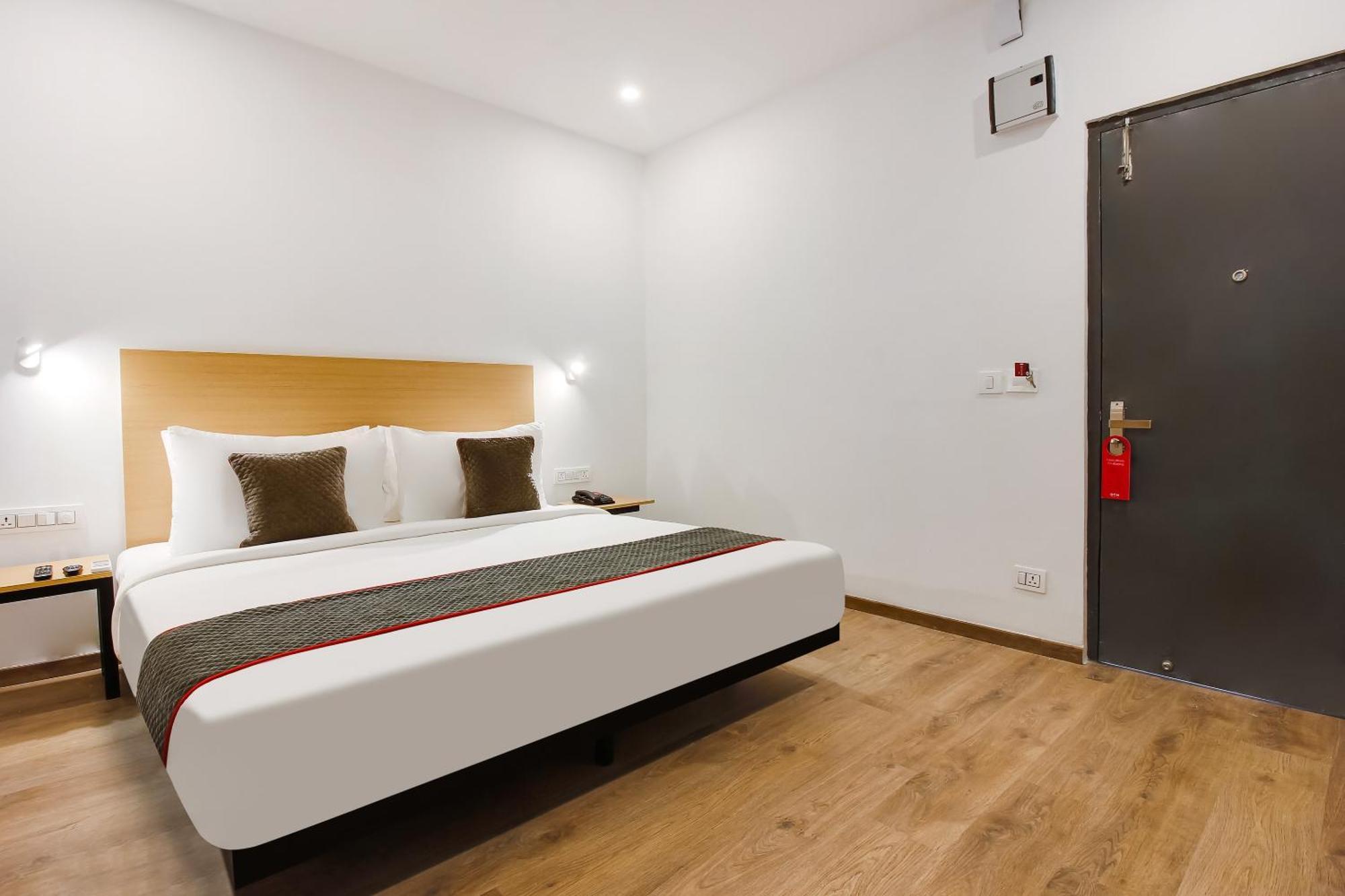 Super Townhouse The Cinco Hotel Near Esi Hospital ハイデラバード エクステリア 写真