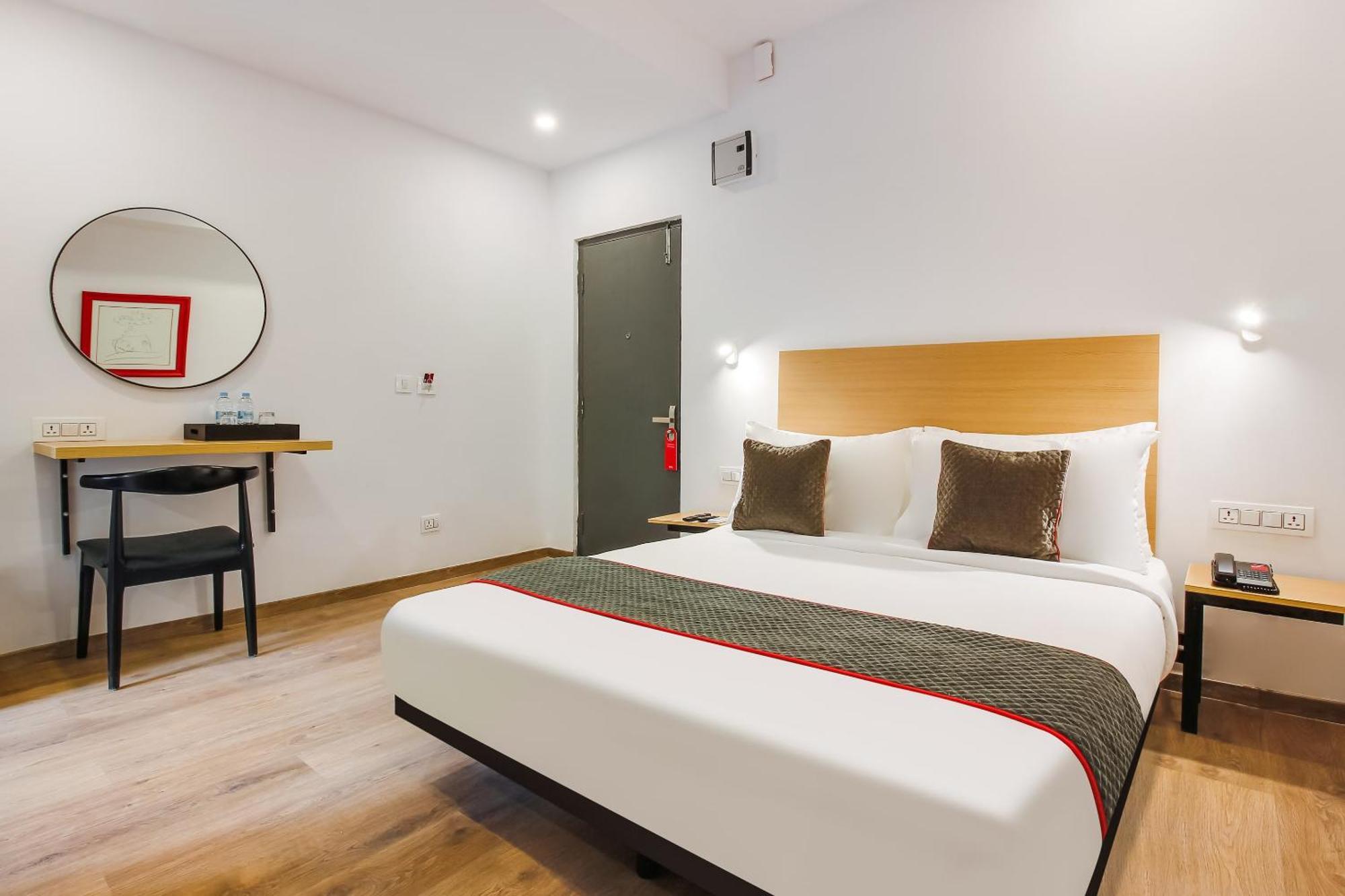 Super Townhouse The Cinco Hotel Near Esi Hospital ハイデラバード エクステリア 写真
