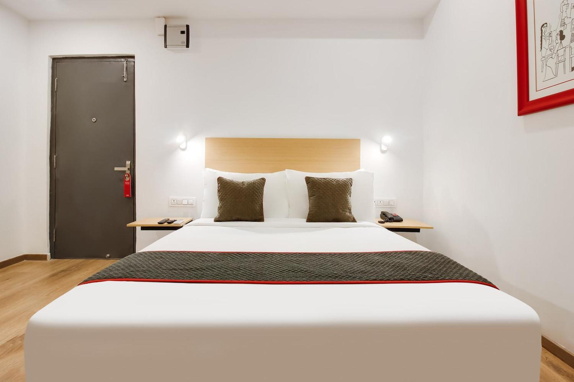 Super Townhouse The Cinco Hotel Near Esi Hospital ハイデラバード エクステリア 写真