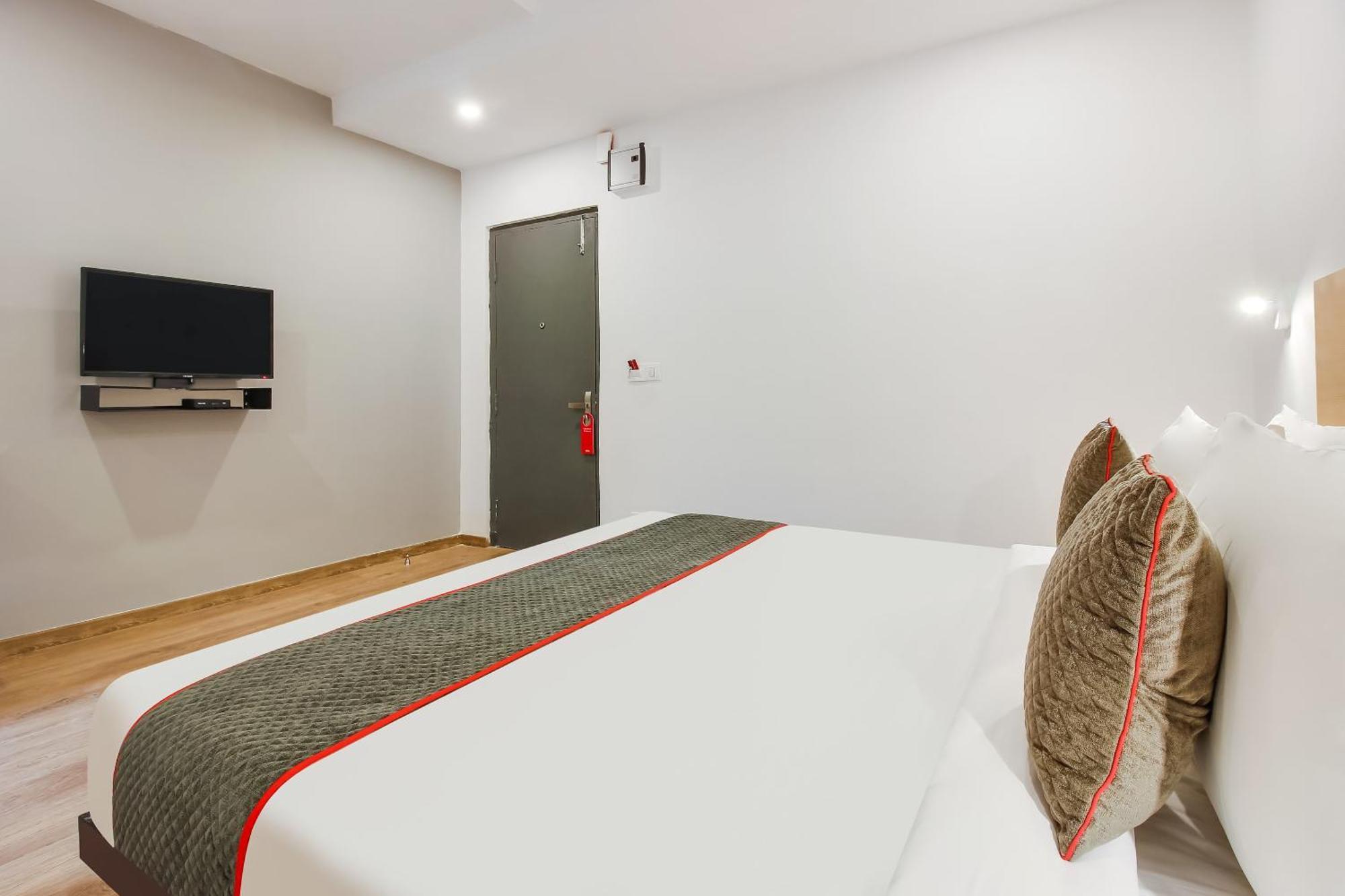 Super Townhouse The Cinco Hotel Near Esi Hospital ハイデラバード エクステリア 写真