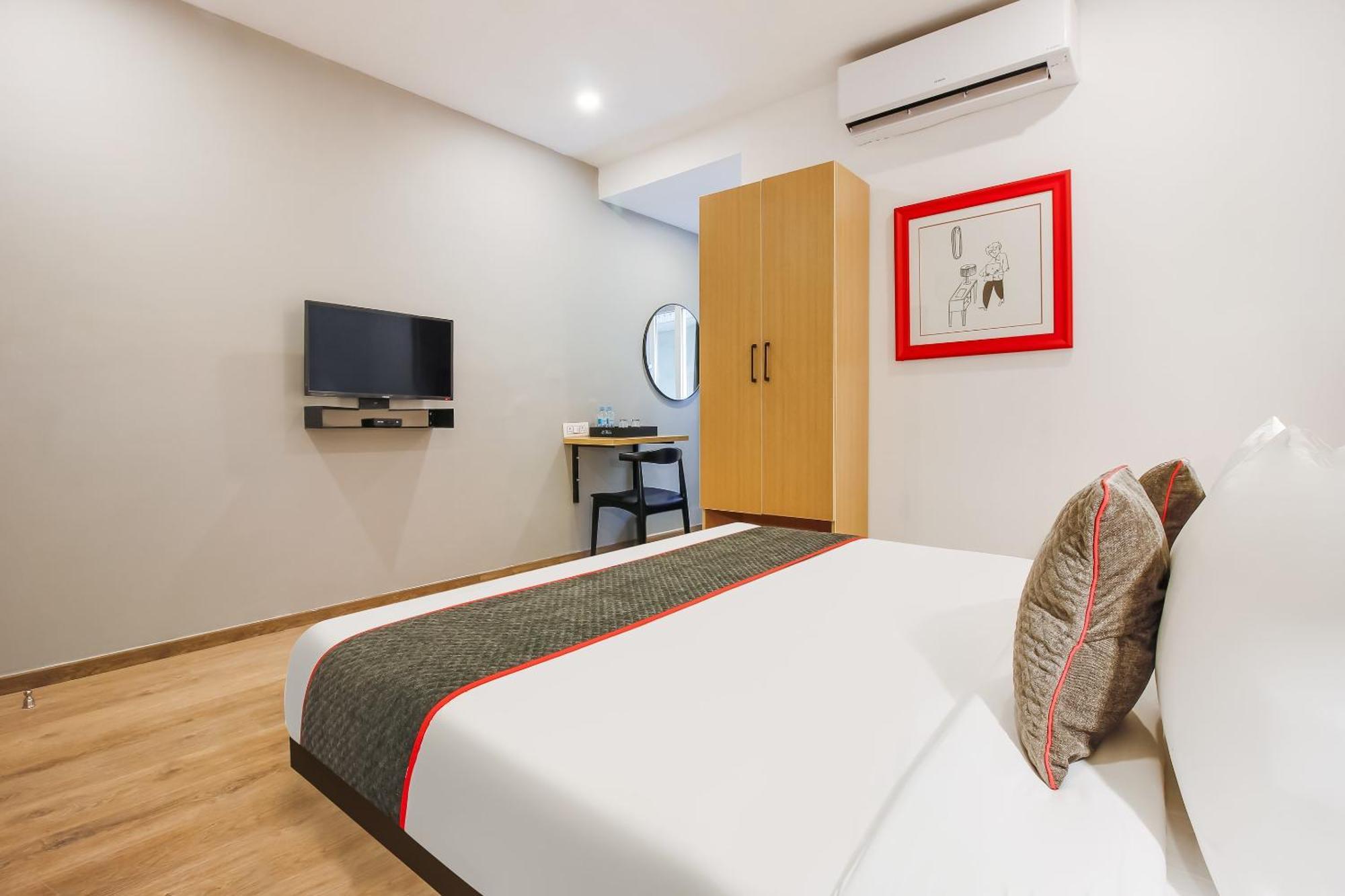 Super Townhouse The Cinco Hotel Near Esi Hospital ハイデラバード エクステリア 写真