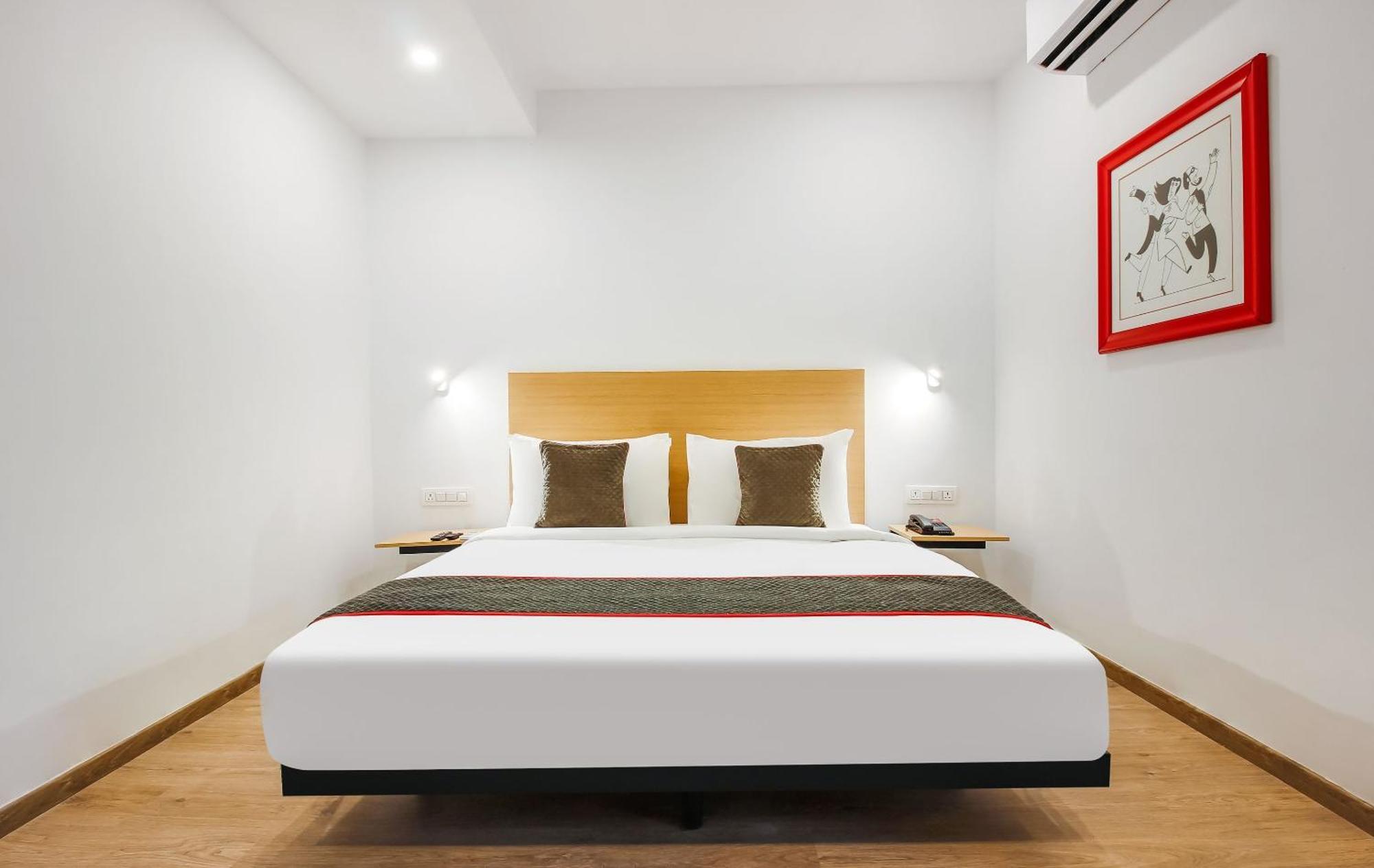 Super Townhouse The Cinco Hotel Near Esi Hospital ハイデラバード エクステリア 写真