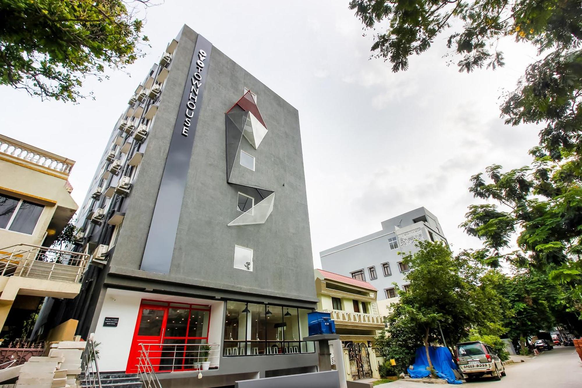 Super Townhouse The Cinco Hotel Near Esi Hospital ハイデラバード エクステリア 写真