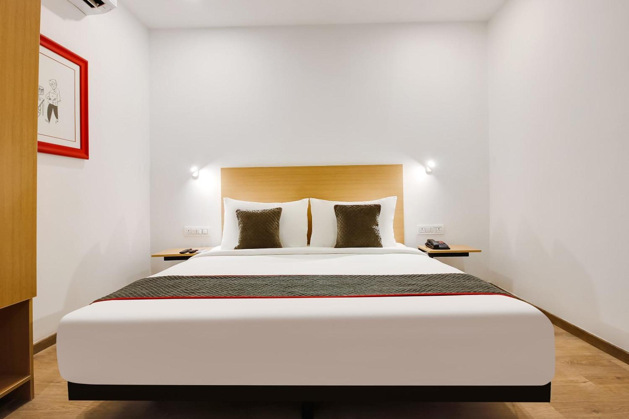 Super Townhouse The Cinco Hotel Near Esi Hospital ハイデラバード エクステリア 写真